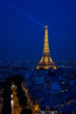 La tour Eifel pendant l'heure bleue. Paris, France