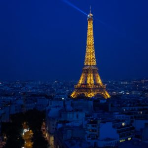 La tour Eifel pendant l'heure bleue. Paris, France