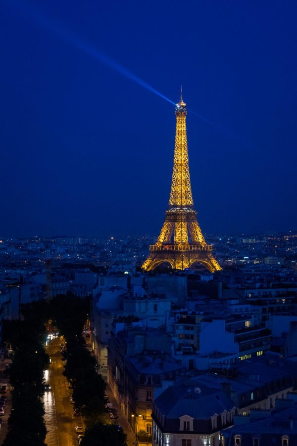 La tour Eifel pendant l'heure bleue. Paris, France