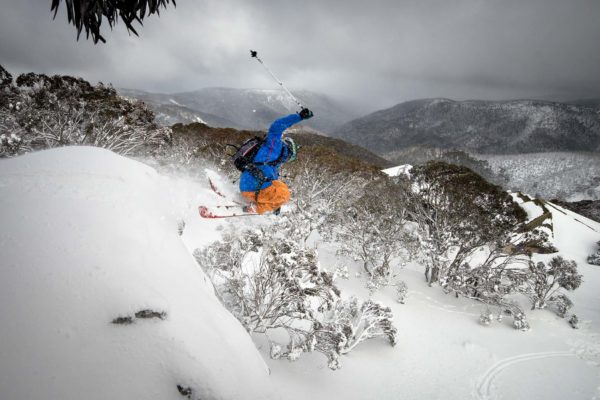 Saut d'une corniche de Billy Lloyd-Blainey, Hotham, Australie