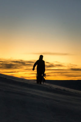 Snowboarder au coucher du soleil