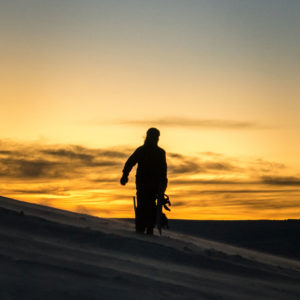 Snowboarder au coucher du soleil