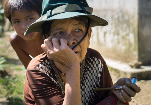 Portrait d'une vieille femme vietnamienne et un enfant