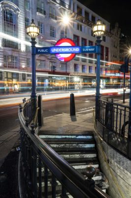 Sortie de Metro sur Piccadilly Circus à Londres, Angleterre
