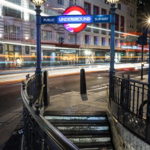 Sortie de Metro sur Piccadilly Circus à Londres, Angleterre