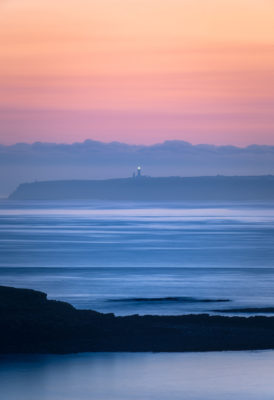 Lever de soleil sur un phare en Bretagne, France
