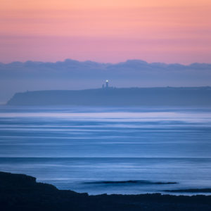 Lever de soleil sur un phare en Bretagne, France