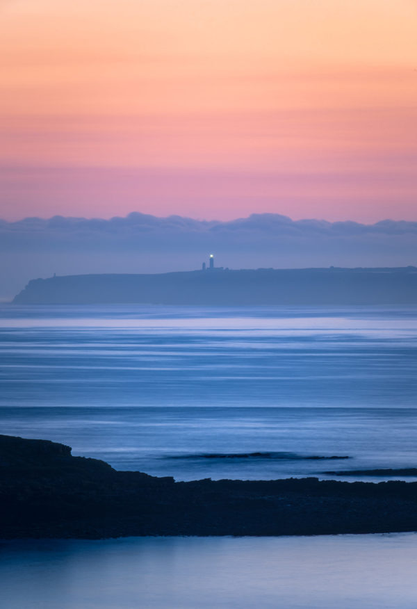 Lever de soleil sur un phare en Bretagne, France