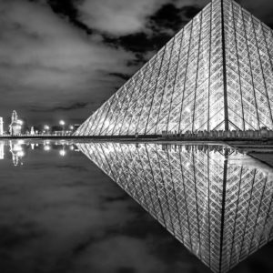 Le musée du Louvre de nuit, Paris, France