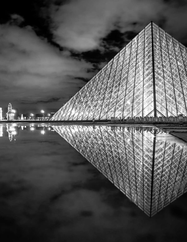 Le musée du Louvre de nuit, Paris, France