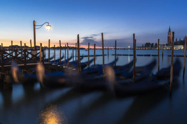 Gondoles au petit matin, Venise, Italie