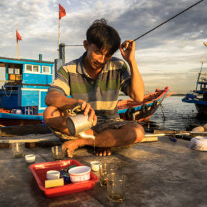 Thé matinale pour ce pêcheur après le travail, au Vietnam.