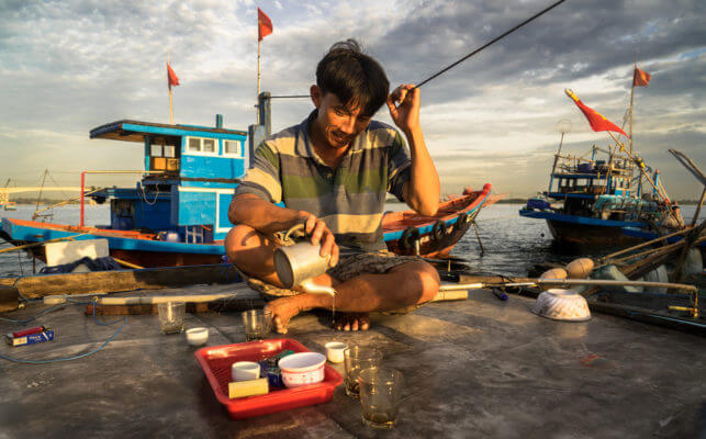 Thé matinale pour ce pêcheur après le travail, au Vietnam.