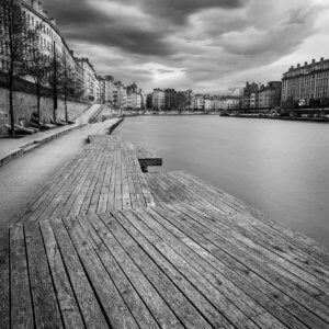 Les quais de Saône vides de monde, à Lyon, avant une tempête