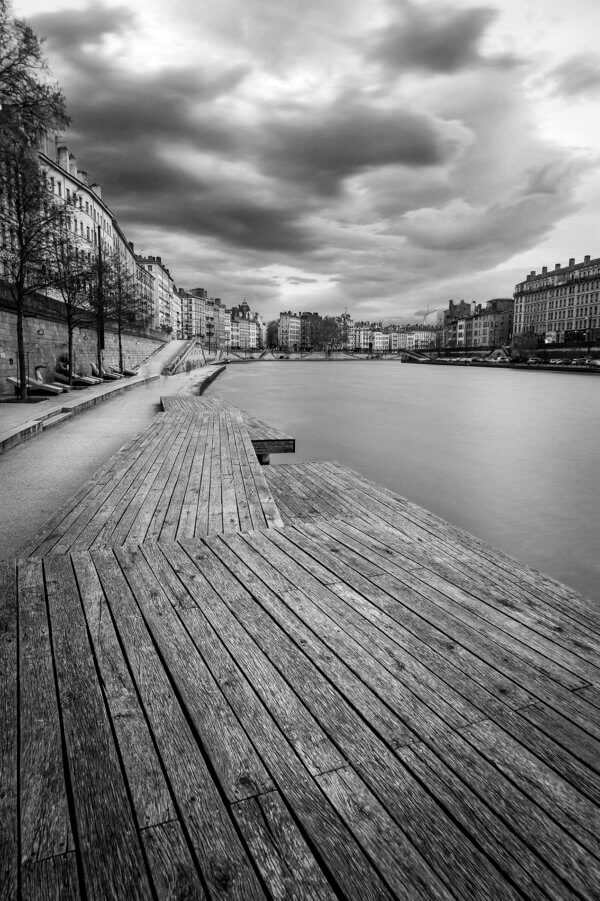 Les quais de Saône vides de monde, à Lyon, avant une tempête