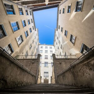 cour intérieure au travers d'une traboule lyonnaise