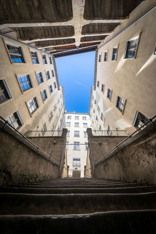 cour intérieure au travers d'une traboule lyonnaise