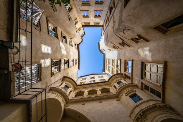 cour intérieur d'une traboule du vieux Lyon