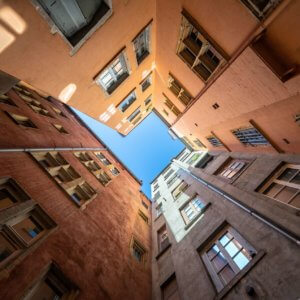 Cour intérieur d'immeubles colorés à Lyon