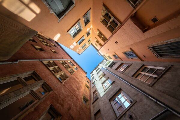 Cour intérieur d'immeubles colorés à Lyon