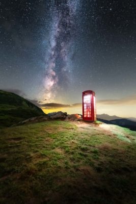 Voie lactée au dessus d'une cabine téléphonique en pleine montagne