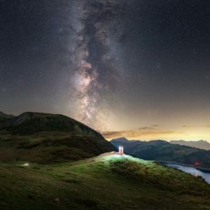 Voie lactée au dessus d'une cabine téléphonique en pleine montagne