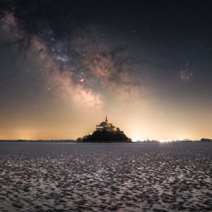 La toute première photo au monde du Mont Saint Michel sous la voie lactée de manière réaliste et dans un alignement parfait. Pour cela, la seule solution est de se place au Nord du Mont, en plein de milieu de baie.