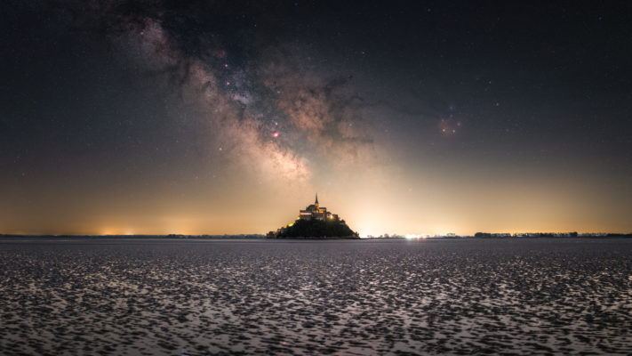 La toute première photo au monde du Mont Saint Michel sous la voie lactée de manière réaliste et dans un alignement parfait. Pour cela, la seule solution est de se place au Nord du Mont, en plein de milieu de baie.