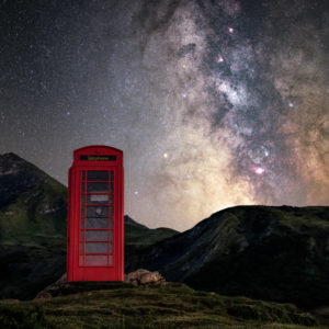 Voie lactée au dessus d'une cabine téléphonique en pleine montagne