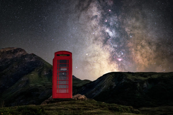 Voie lactée au dessus d'une cabine téléphonique en pleine montagne