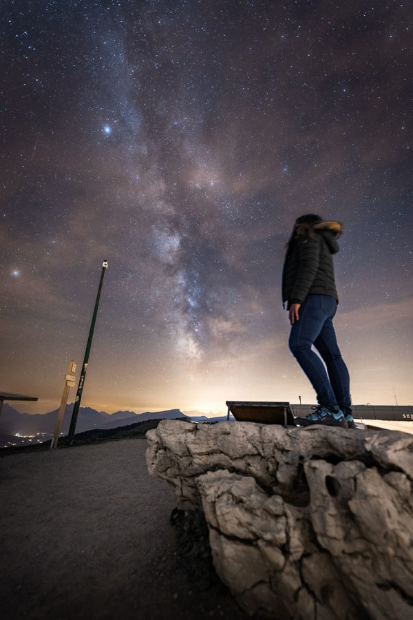 Stagiaire astrophoto sous la voie lactée dans les Alpes