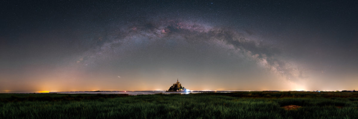 Une arche de la Voie Lactée au dessus du Mont Saint Michel