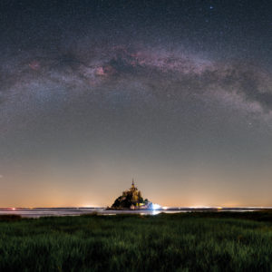 Une arche de la Voie Lactée au dessus du Mont Saint Michel